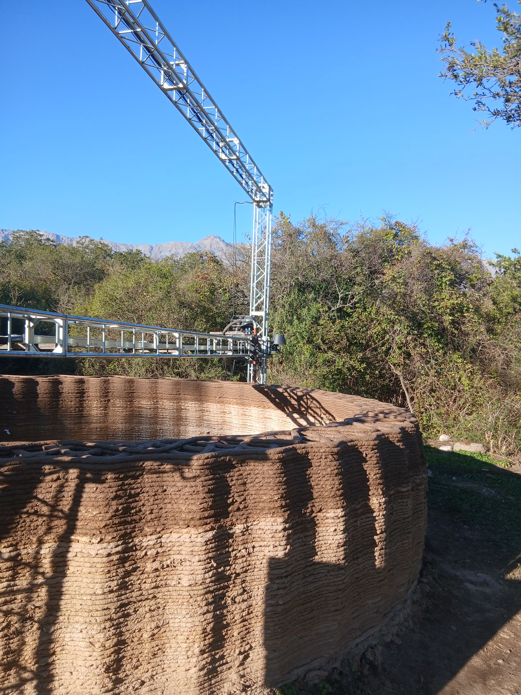 La impresora 3D de gran formato imprimiendo un muro
